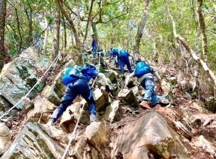 璨揚的主管與同仁一同登上屋我尾山